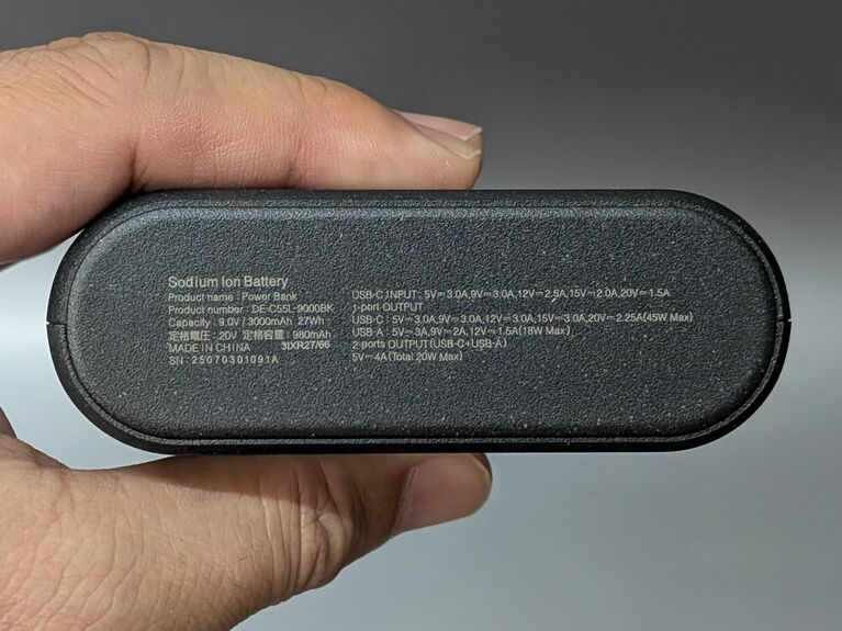 「USB PD」に対応し、最大45Wで充電可能です