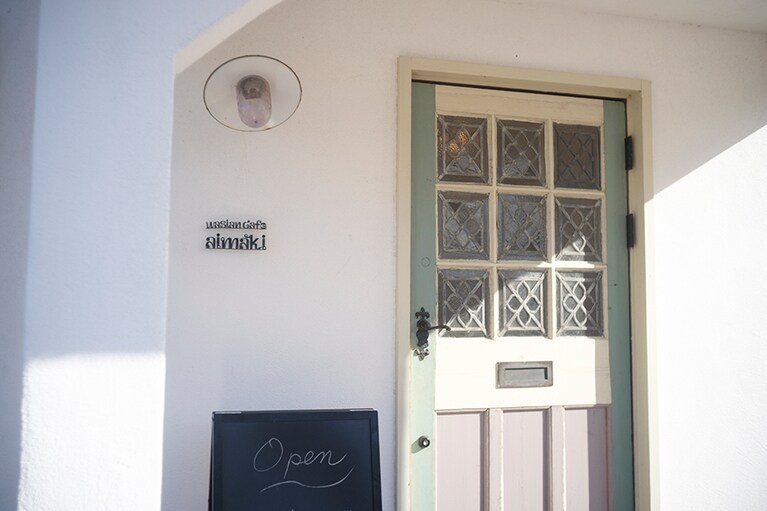 カフェのようにかわいい店構えですが、メニュー数は豊富で自然派ワインの品揃えも質の高さに驚くほど。センスのよさにときめくお店です。