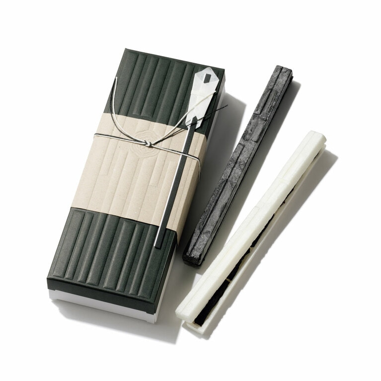 「弔事用 最中 2種（黒胡麻餡・紫芋餡）」各1箱2本入り 2,160円／HIGASHIYA GINZA。弔事用の熨斗付き。白と黒の最中種に自分で餡を挟む。