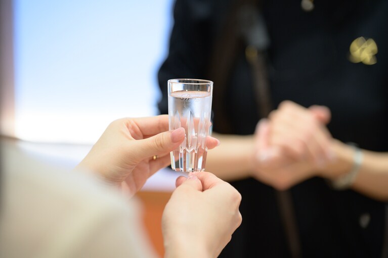 試飲グラスはオリジナルデザインの江戸切子。クリスタルガラスを採用し、指先での感触など、五感にアプローチすることを目的にしているそう。
