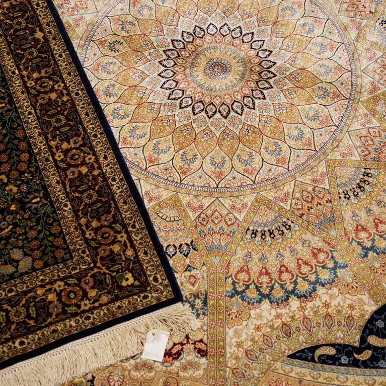 伝統的な模様の絨毯のみならず、新たな感覚のデザインやモティーフを積極的に取り入れている。