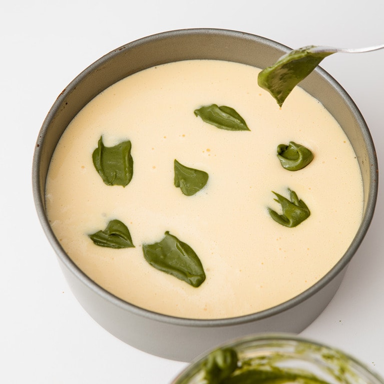 抹茶のチーズ生地を6～8カ所ほど落とし、竹串でマーブル模様にする。