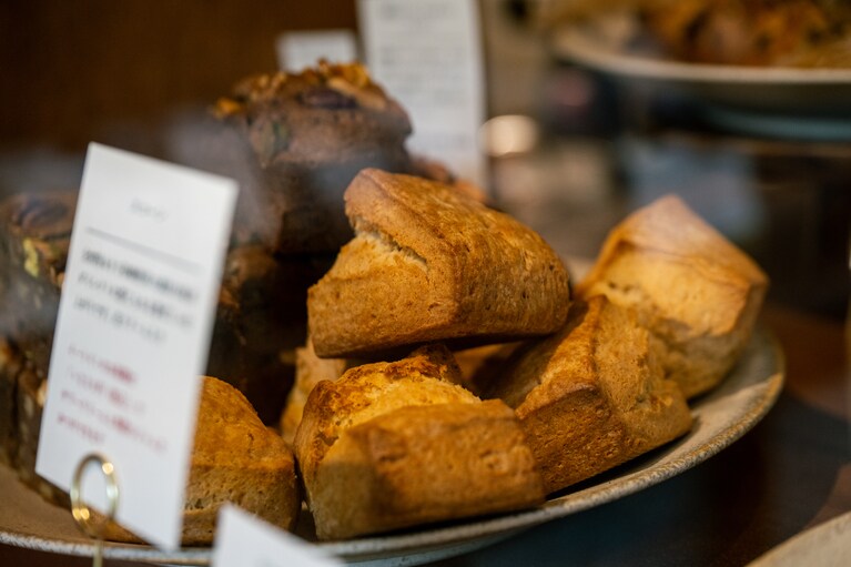 「スコーン」テイクアウト 260円、イートイン 265円。イートインの場合、プラス220円でサワークリームとジャムを付けられる。