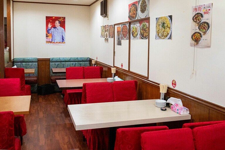 真っ赤な椅子が唐辛子を思わせる店内。