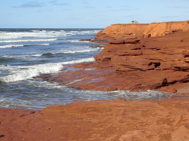 赤い岩と青い海のコントラストが美しいキャベンディッシュビーチ。絶景を眺めるドライブも島旅の楽しみだ。