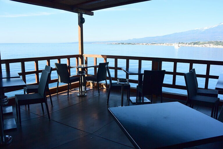 おそらくエンゾが座っていた席からみると、こんな感じでイオニア海とエトナ山が。