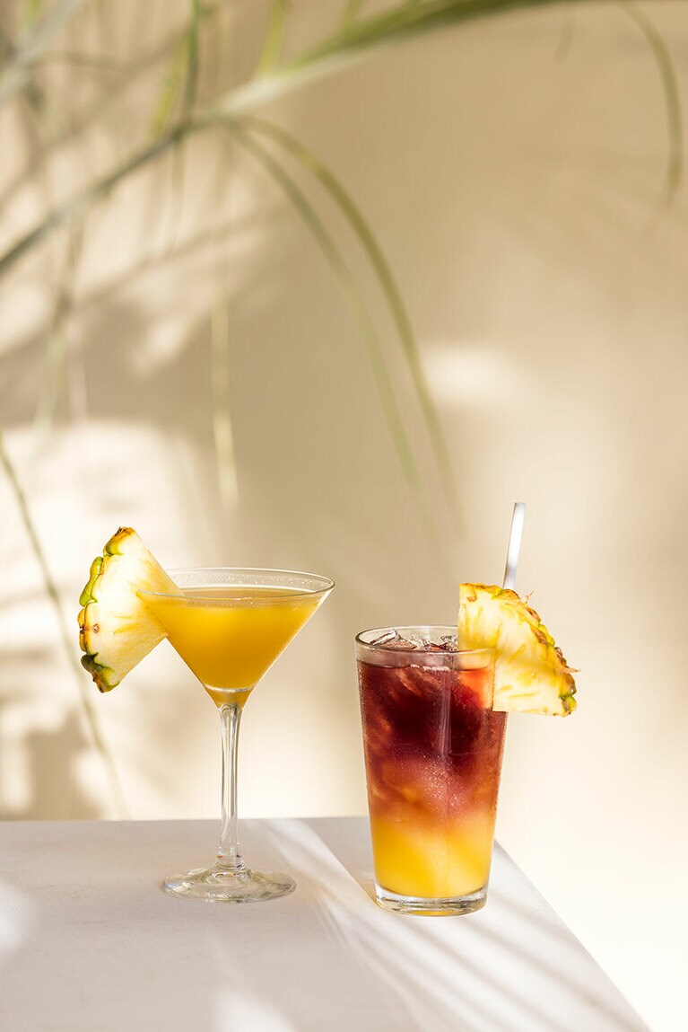 太陽の下、おすすめカクテルで乾杯！　右から“カチカチ” 16ドル、“オロマナ・チューチュー” 18ドル。