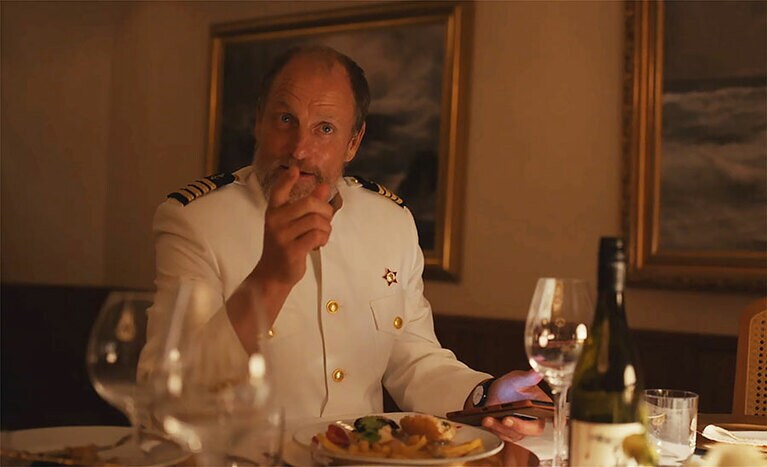 指を指す船長。Fredrik Wenzel © Plattform Produktion