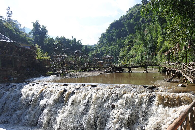 山間部ながら直射日光は意外と強く、川や滝で涼をとりたくなる。