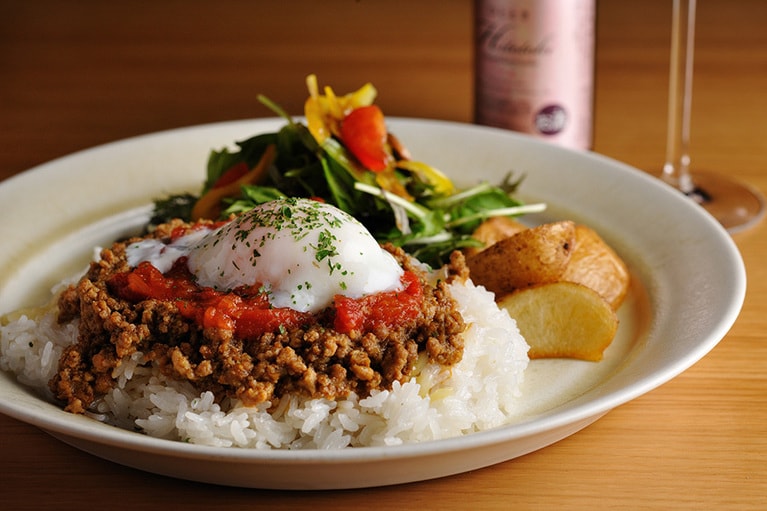 ファーマーズ・ダイニング・イロドリでは山形・庄内で育まれた食材を使った料理を提供。ディナープレート(1,500円)はひとりステイにもちょうどいい。