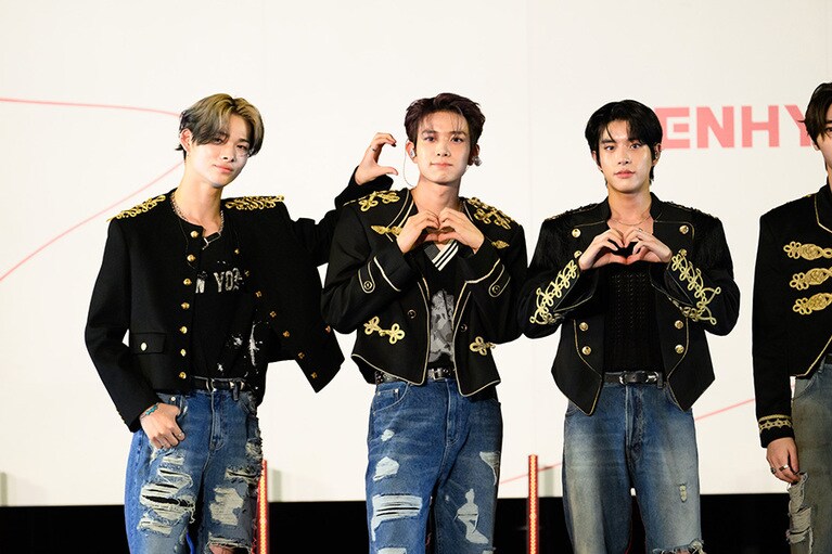 NI-KIがHEESEUNGの顔にハートをかざす。