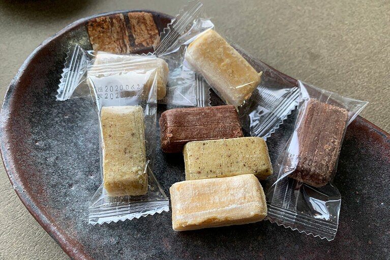 茶色は塩漬け卵&チョコレート味。中に黒い粒があるのが馬告&パイナップル味。白いのがアヒルの塩漬け卵味。