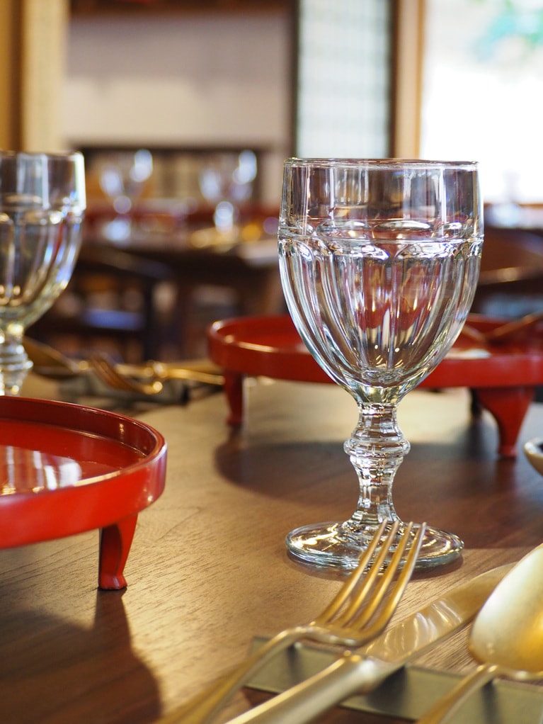 蔵から出てきた古い食器や、かつて北前船で運ばれてきた各地の器がテーブルを彩る。古いものでは江戸末期の染め付けなどもあるのだという。