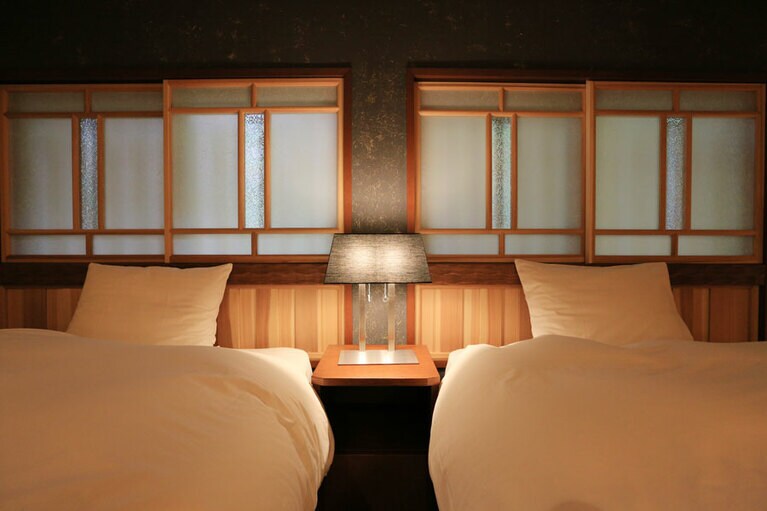 部屋は和室がメインでベッド付きは2室。5室には囲炉裏があり要望があれば火をおこしてくれる。