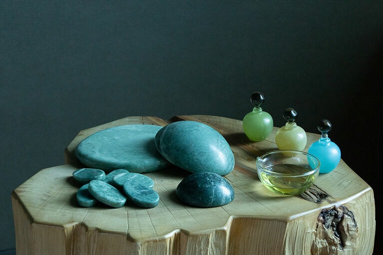 翡翠や葉玉を使うスパトリートメントで身体をやさしく温め、心身を調える。