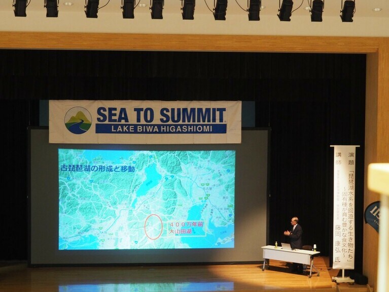 各地域の自然のスペシャリストが、その地域にまつわる特別講演をしてくれる。（提供写真）