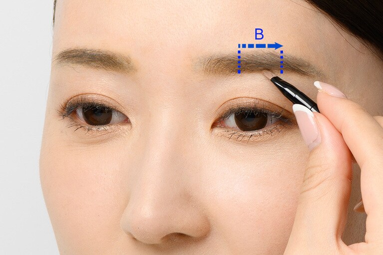 中央から眉山へ（※Bの箇所）パウダーをのせる。