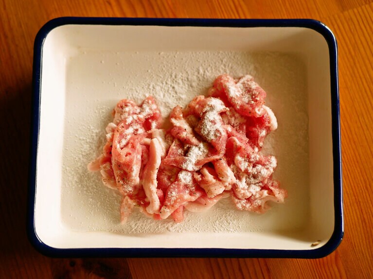 片栗粉をまぶした豚肉。