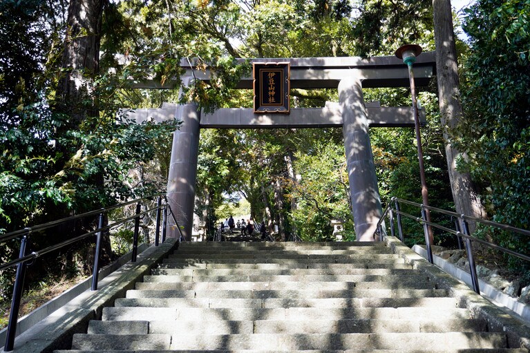 近くには伊豆山神社が。