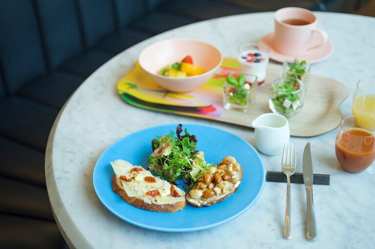 メインのセレクトのひとつ「チーズカンパーニュトースト」。左はパルメザンチーズが、右はクリームチーズにナッツのはちみつ漬けがたっぷり。