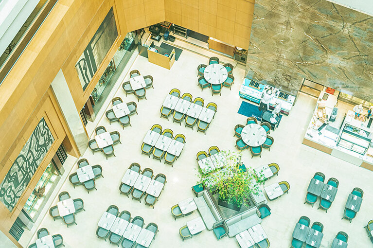 シースルーのエレベーターから見下ろしたロビー。17階まで吹き抜けの圧倒的な開放感。