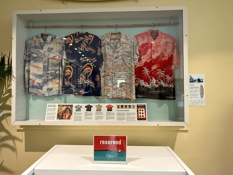 フロントデスク横に展示されているヴィンテージのアロハシャツ。