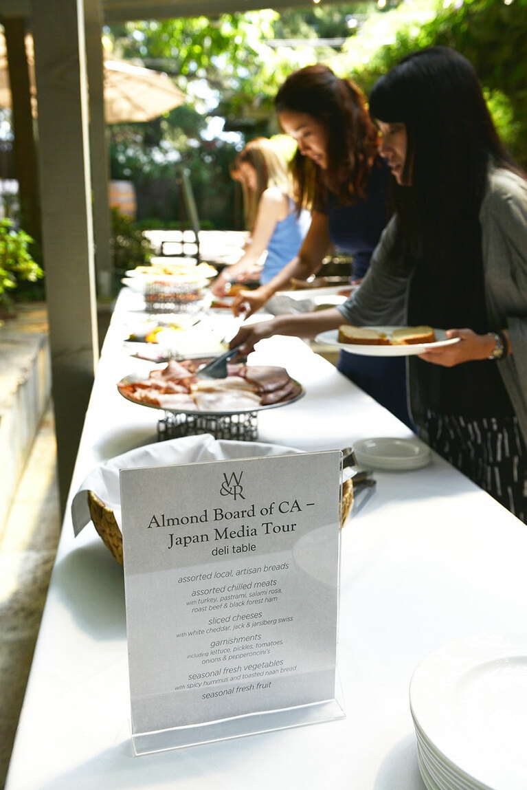 木陰のランチはサンドイッチビュッフェ。
