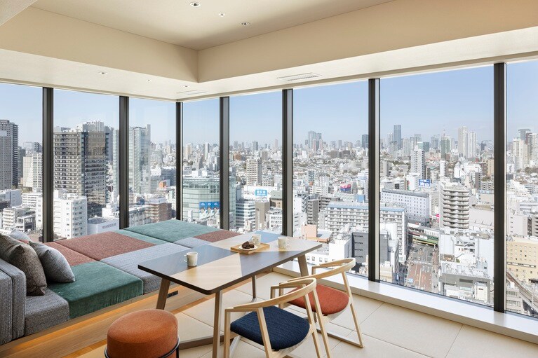 大きな窓から東京の街を一望できる「OMOハウススイート」。定員6人まで。