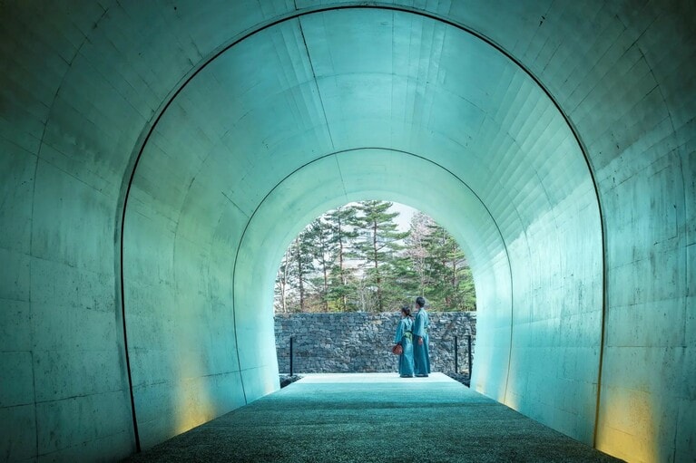 トンネルを抜けると、草津温泉街へつながる。