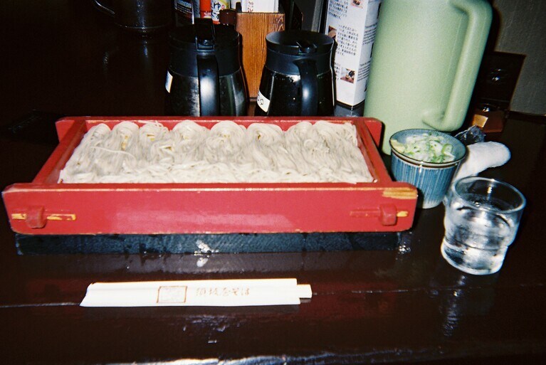 お昼時で両隣はサラリーマンでした。