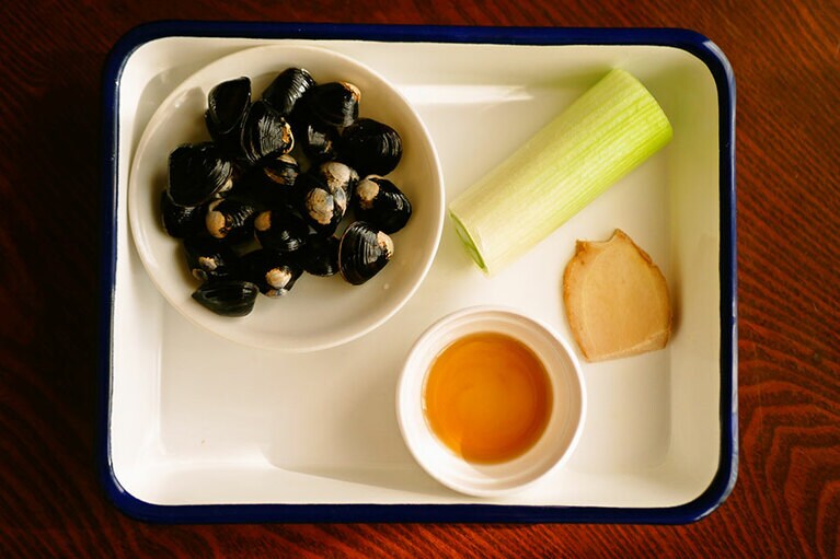 材料はシジミ、白ネギ、ショウガ、ポン酢、醤油、酒、塩、ごま油、水。