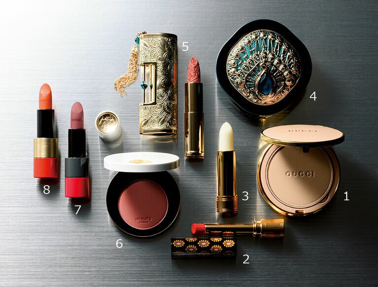 1～3：グッチのビューティラインが2021年、日本初上陸。(1 プレストパウダー。プードル ドゥ ボーテ マット ナチュレル 全7色 各8,250円、2 鮮やかな発色とリップケア効果。ルージュ ドゥ ボーテ ブリアン 全15色 各5,060円、3 唇の潤いを守る。バーム ア レーヴル 全3色 5,060円)／グッチ ジャパン　
4・5：中国ブランド・花西子 Florasisの絢爛さ。(4 ケースには孔雀。玉女桃花プレストパウダー 5,600円、5 縁結びの印「錠」がモチーフ。百花同心錠 彫刻リップ 全2色 各5,600円)／杭州宜格化粧品
6〜8：2020年始動のエルメスのビューティラインはさらに展開。(6 シルクのようなチーク。ローズ エルメス ファー ア ジュ プードル ソワユーズ 全8色 各9,020円、7 ルージュ エルメス ルージュ ア レーヴル マット ローズ・タミゼ 49［限定品］8,800円、8 唇に淡い色づきと輝きを。ルージュ・エルメス ポピーリップシャイン 7,920円)／エルメスジャポン