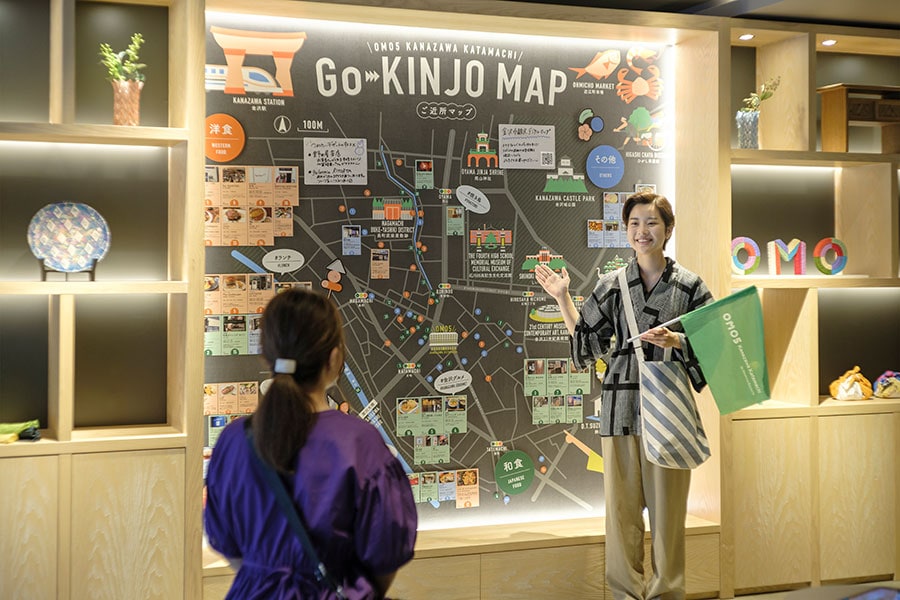 縦横2メートルの大きな「ご近所マップ(Go-KINJO MAP)」。その日の天候や時期などに合わせてピックアップした、スタッフおすすめのお店が掲載されています。
