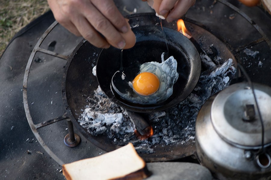 熱したフライパンに油を引き、卵を焼く。