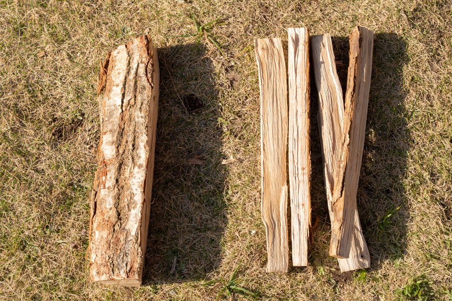 販売されている薪は、6センチ程度の厚みの中割(左)が多いので、小さく割ってから使う。