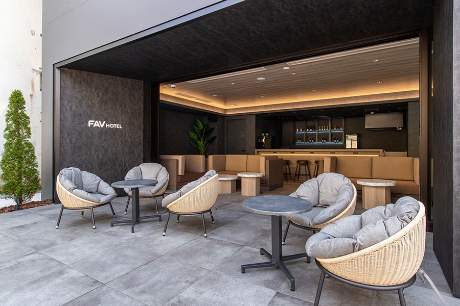 「FAV HOTEL 函館」の外観。1階はカフェバーで、コーヒー、ビール・地酒などのアルコール、簡単なおつまみも用意されている。