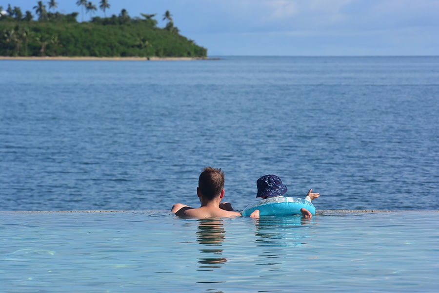 デナラウ島のリゾートは海沿いに展開。ファミリーからカップルまで幅広い層に人気です。