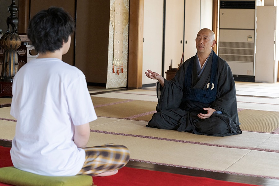 一般の方にもわかりやすく、坐禅の神髄を話してくれる平井住職。