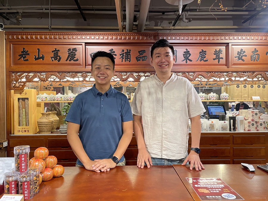 左が呉孟龍さん。商品開発や広報を担当。右が弟さんで店舗運営やスタッフの教育を担当しています。