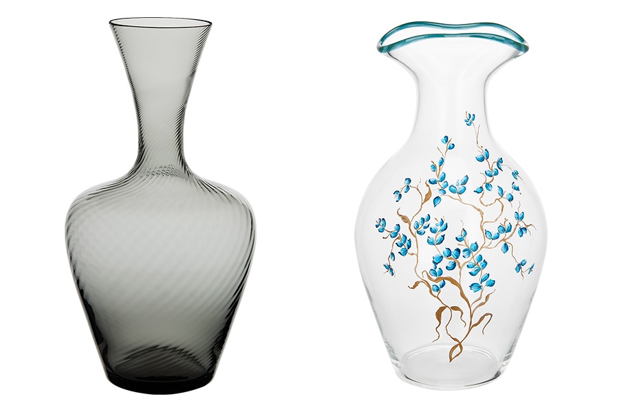 左から、Striated jug Grey 54,000円、Handpainted jug Blue 41,500円、各23×12cm。