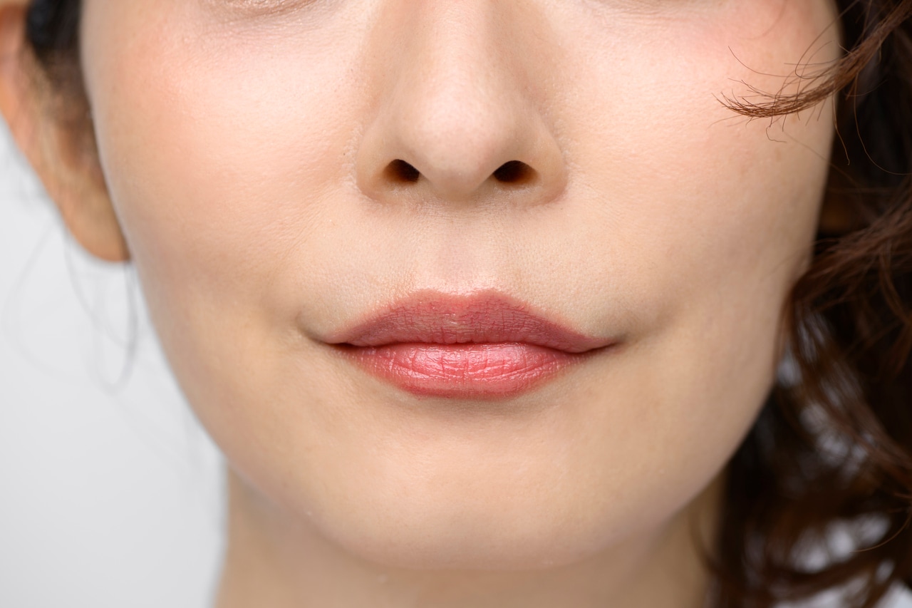 ハイライトとシェイドカラーで整えることで唇印象を際立たせる。