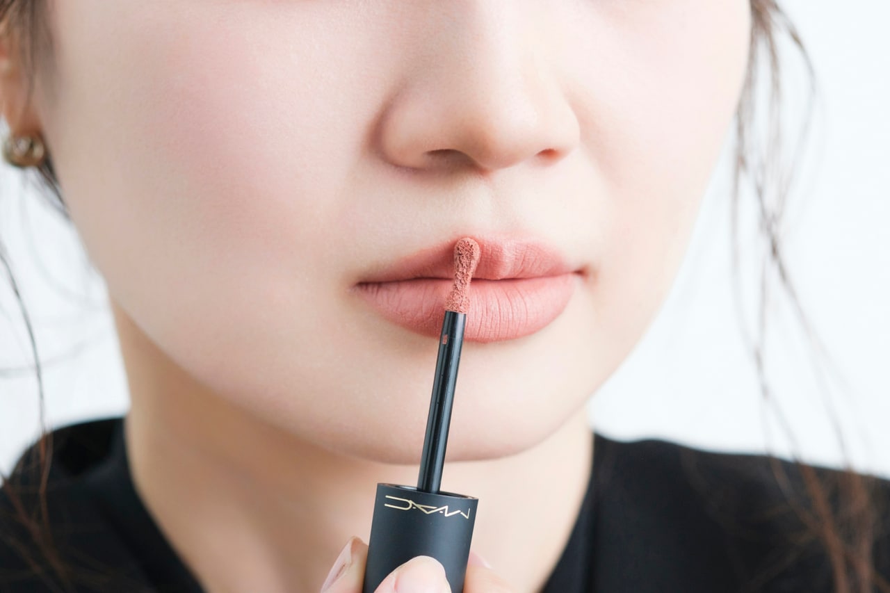 上唇にも塗る。唇にチップの側面が当たるように縦に持ち、下唇と同様に、横にスライドさせる。