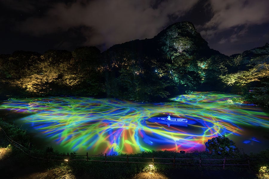 チームラボ《小舟と共に踊る鯉によって描かれる水面のドローイング – Mifuneyama Rakuen Pond》2015, Interactive Digitized Nature, 13min 24sec, Sound: Hideaki Takahashi。©teamLab, courtesy Pace Gallery