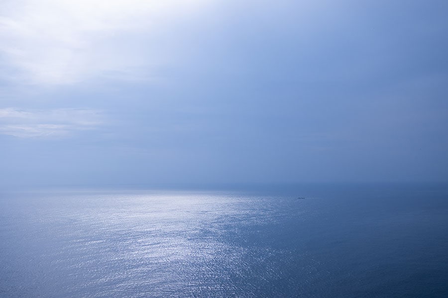 霞がかった海と水平線の美しい眺め。