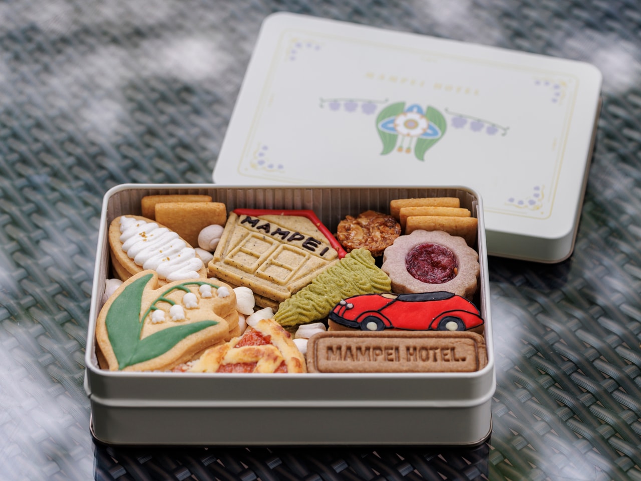 プレミアムクッキー缶～レトロエディション～にはアルプス館やすずらんを象ったクッキーやリンゴとシナモンが香るアップルパイのクッキーなど、今も昔も愛され続けるモチーフを取り入れている。