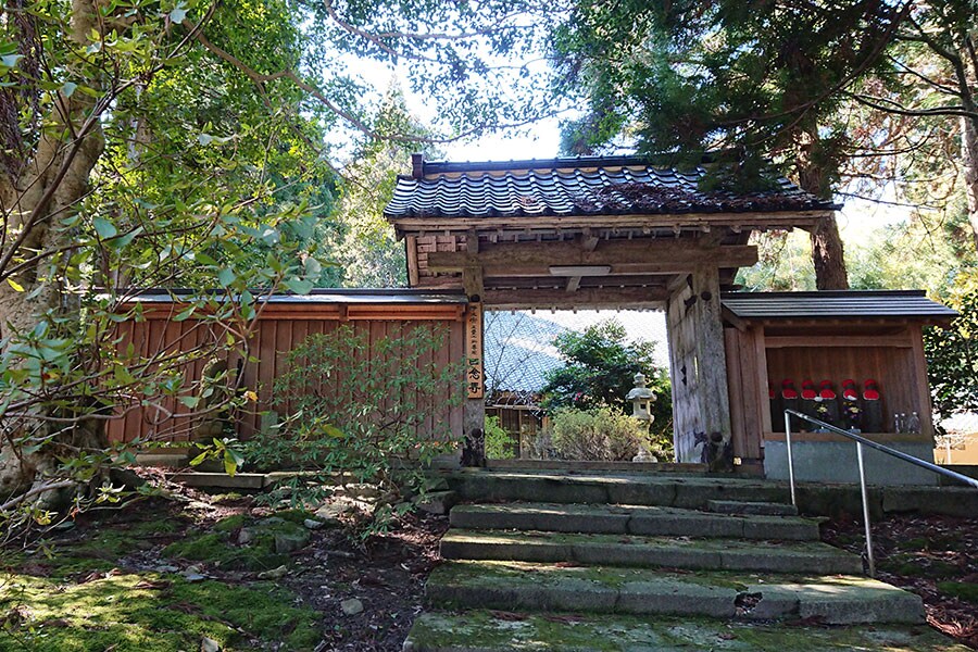 その由緒は文安年間(1440年代)にまでさかのぼる常通寺。