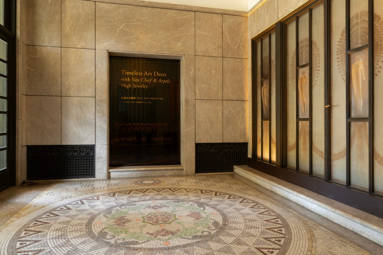 会場風景 東京都庭園美術館 本館 正面玄関 ©Van Cleef & Arpels