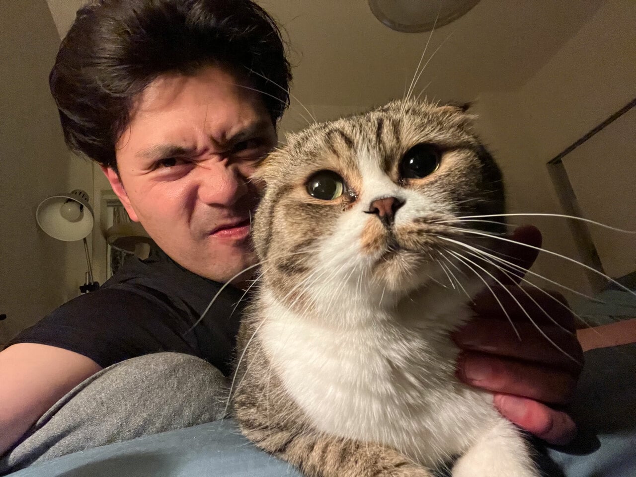 マユリカ・阪本さんと愛猫のうに。
