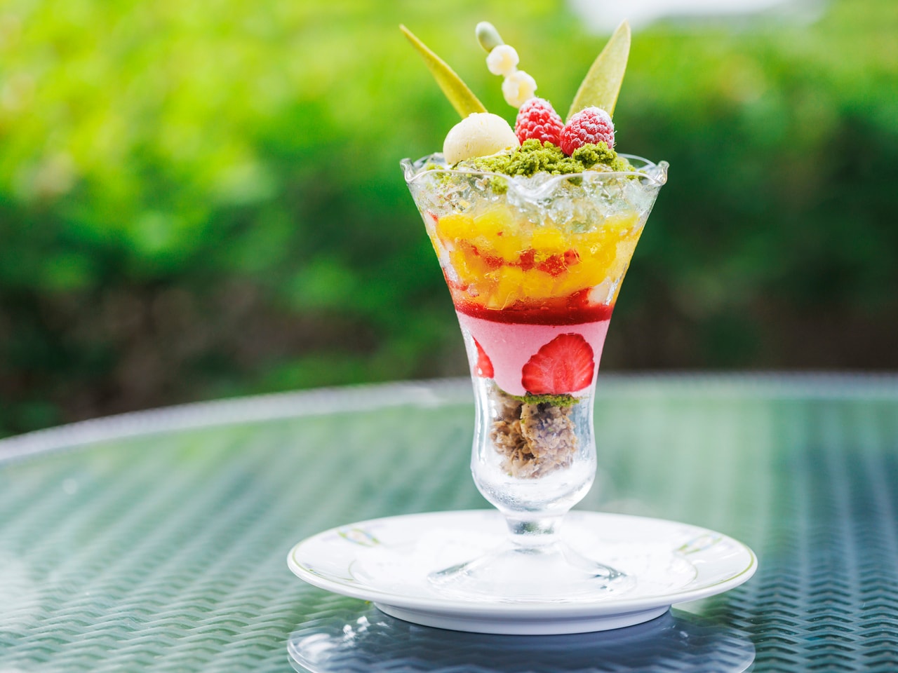 カフェテラスで提供する「アルプス館90周年記念パフェ」3,220円。