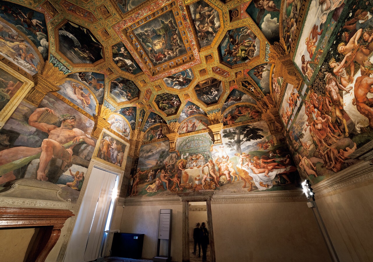 「アモーレとプシュケーの間」の壁面の南側と東側を望む。大公の食堂だった空間は宮殿内で最も華やかだ。アモーレとプシュケーの神話を通して公爵の愛人への愛情が描き出されている。